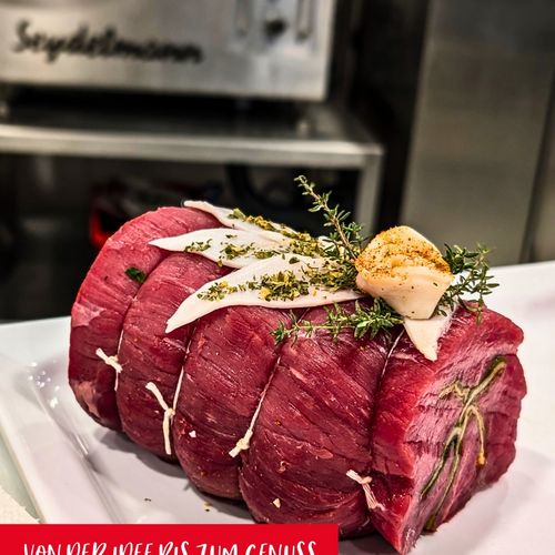 Am Anfang steht die Rezeptidee. Dann folgen Auswahl und Zuschnitt des Fleisches, das präzise Füllen, Rollen und Binden –... Am Anfang steht die Rezeptidee. Dann folgen Auswahl und Zuschnitt des Fleisches, das präzise Füllen, Rollen und Binden –...